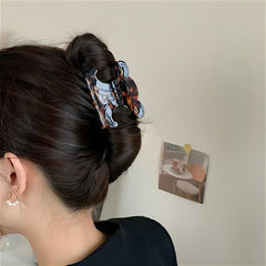 JITUIHOM tortoiseshell clip blends with textured hair and styles.