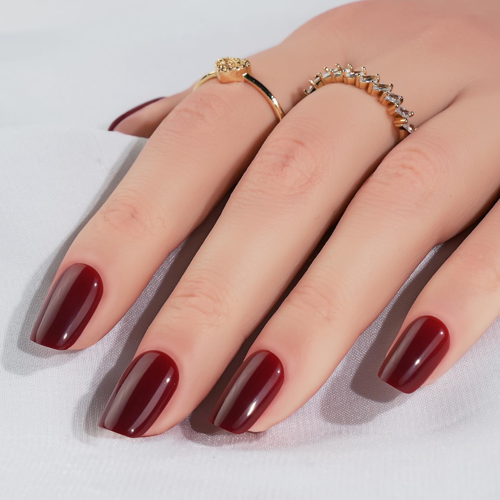 Jofay Fashion short red square nails close-up display.