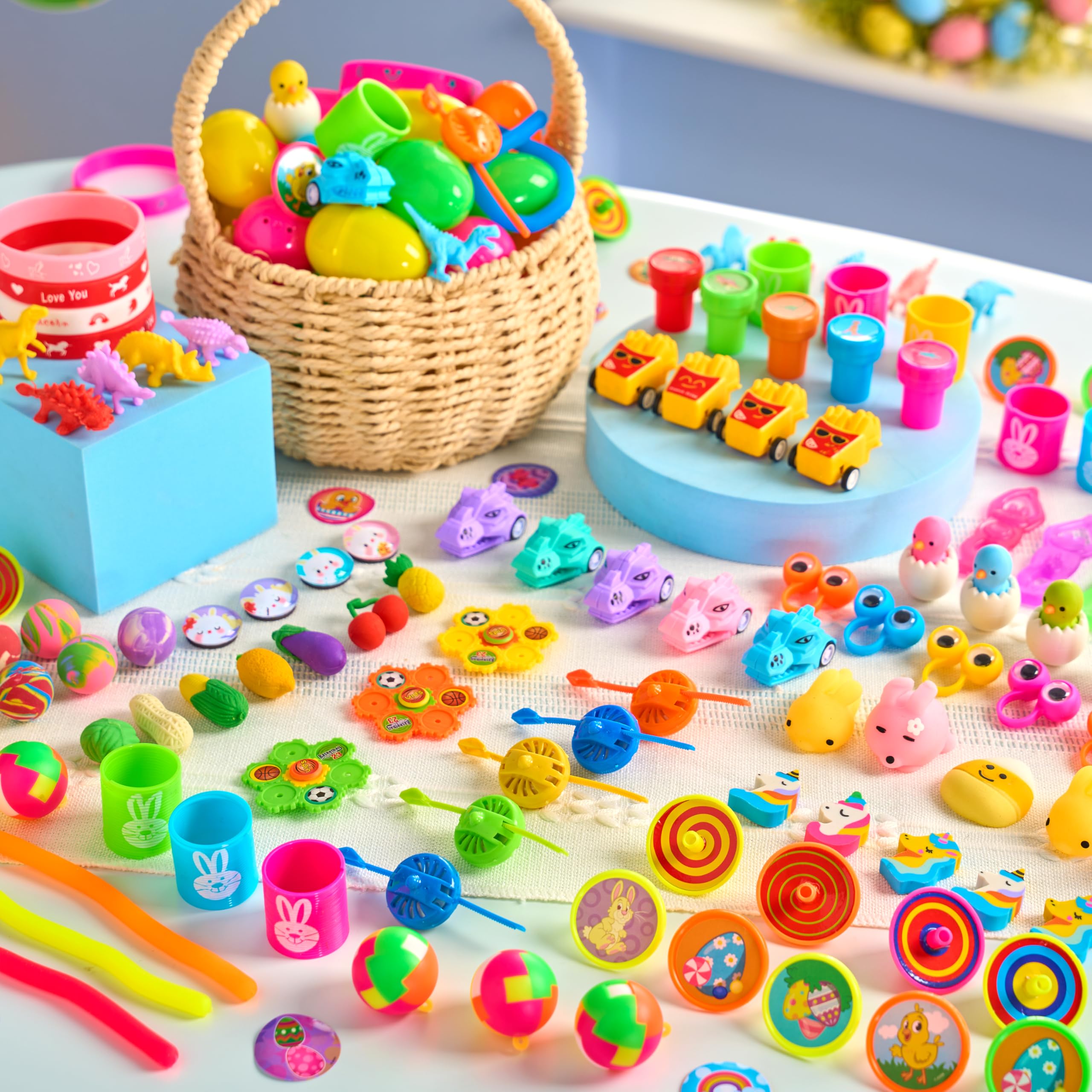 JOYIN eggs with dinosaur toys fuel imaginative adventures.