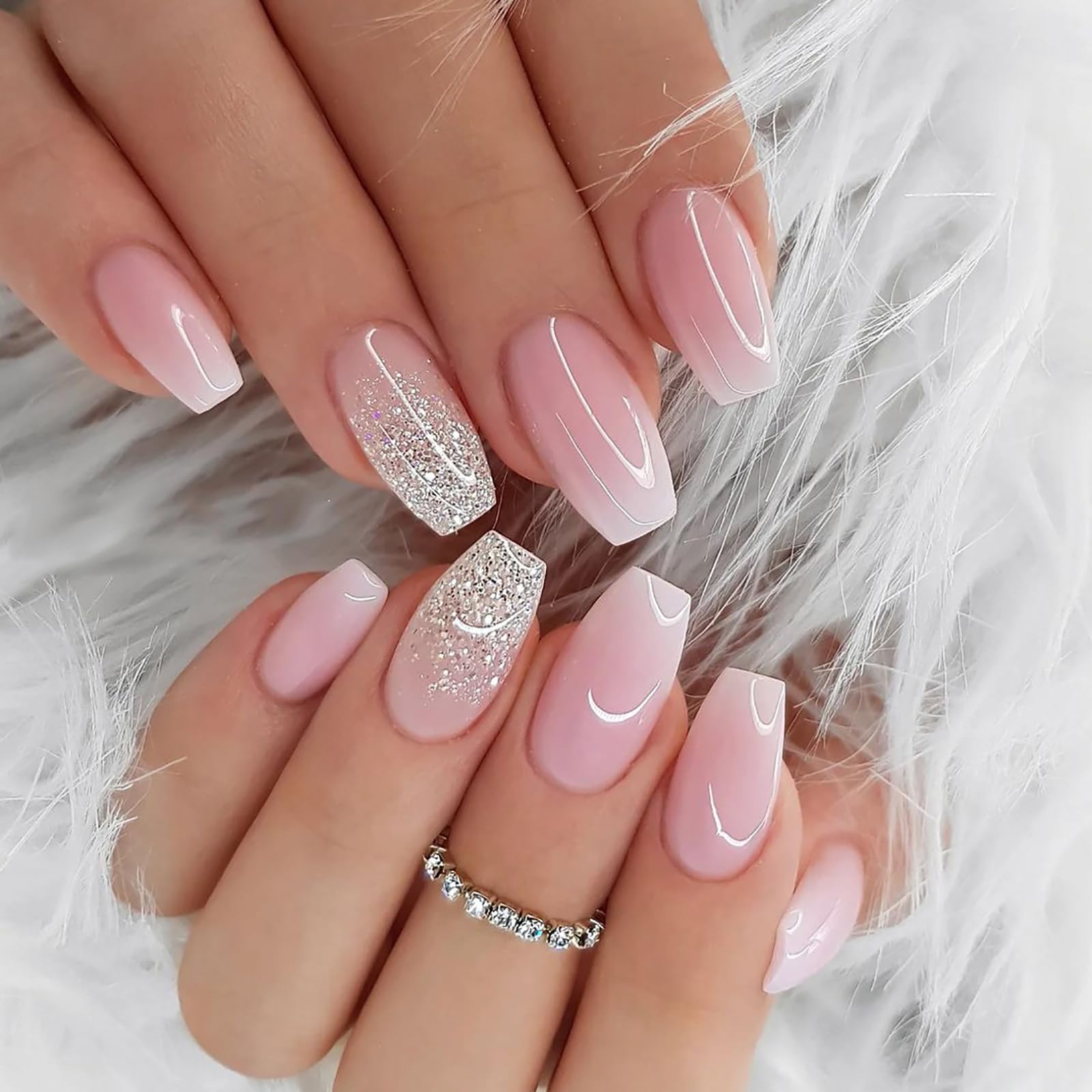 Jsiallye nails on hand display elegant, everyday wear inspiration.