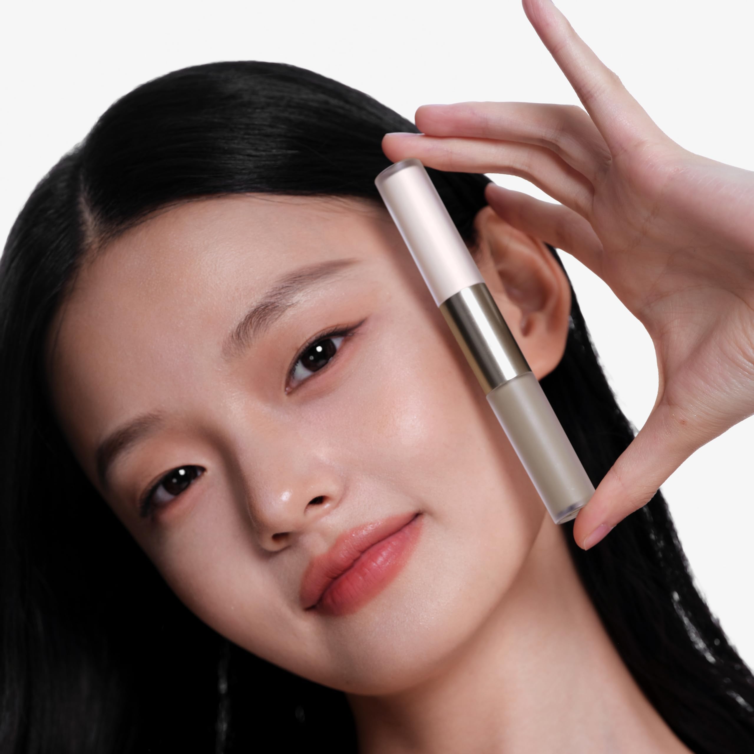 Judydoll contour-brightener usage guide demonstrating precise application.