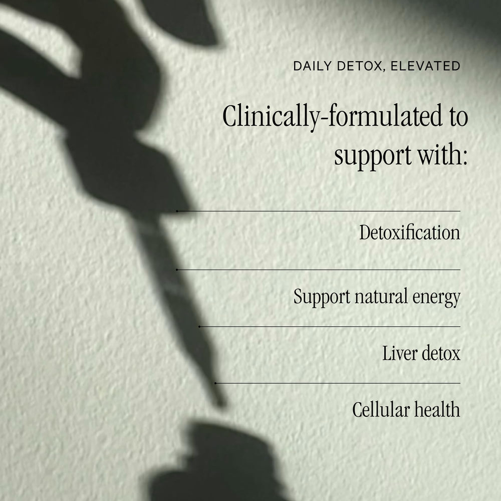 Juna Detox Chlorophyll Drops in a glass of spa-water with lemon and mint.