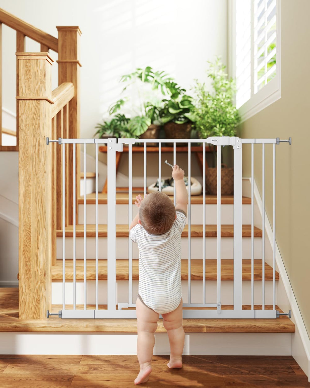 Keny baby gate double-lock system provides secure containment for kids and pets.