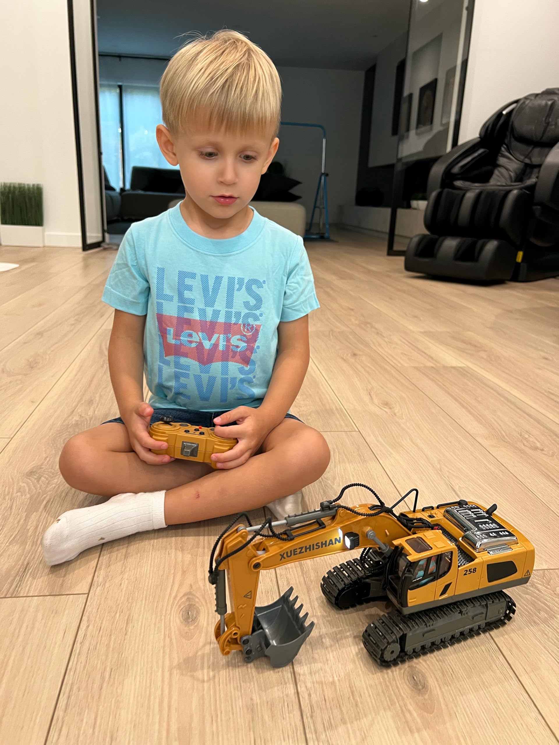 KIDMARKT dual batteries extend playtime for longer building sessions