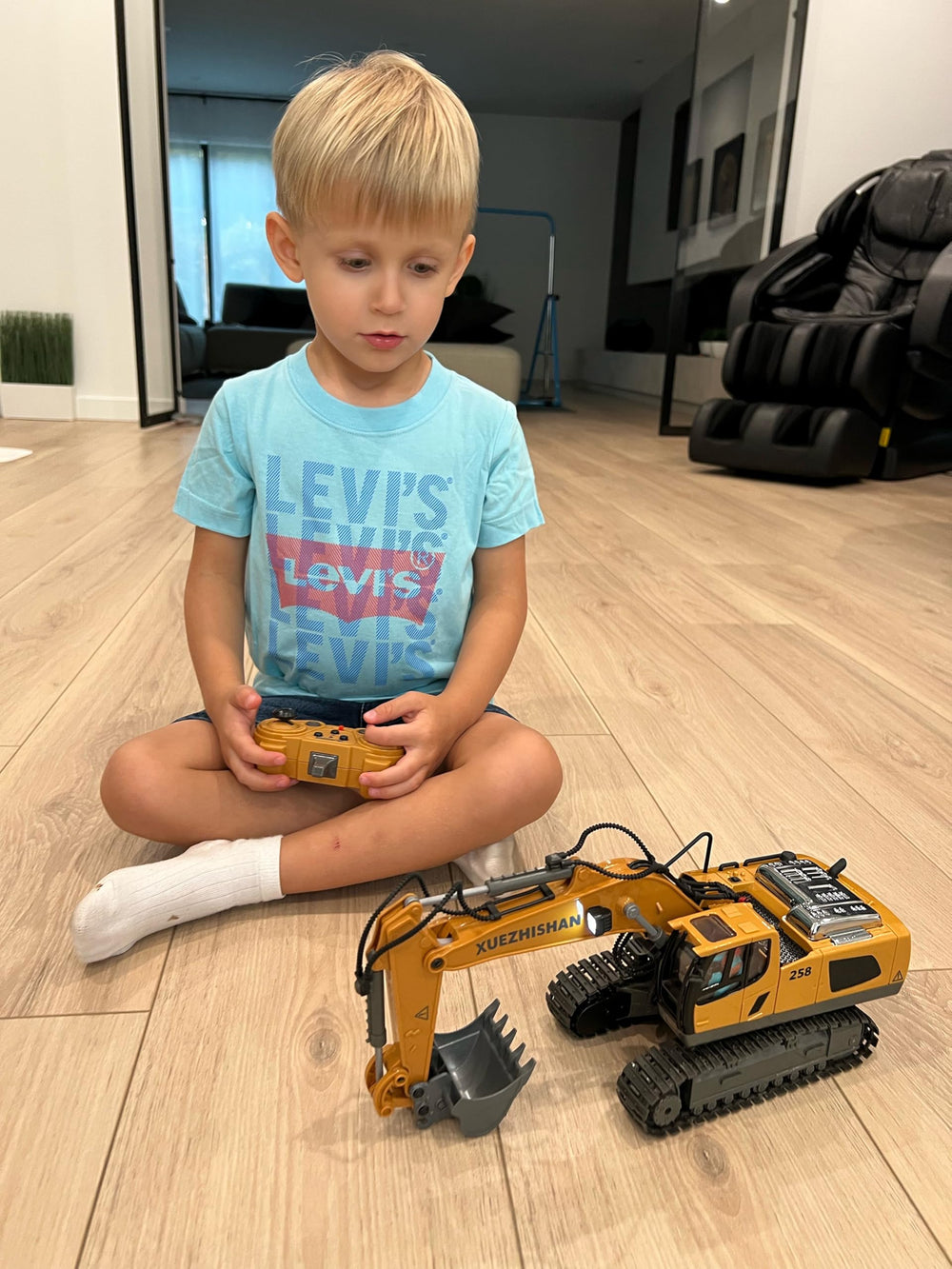 KIDMARKT dual batteries extend playtime for longer building sessions