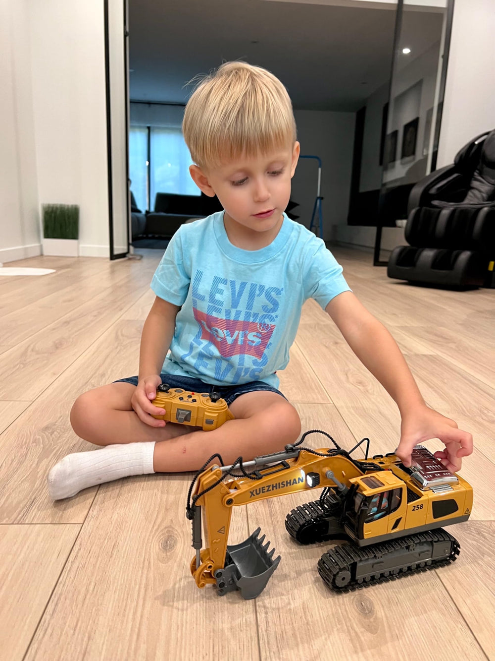 KIDMARKT LED lights and engine sounds boost immersion during pretend construction
