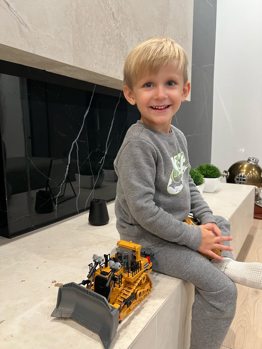 KIDMARKT Bulldozer in use indoors and outdoors