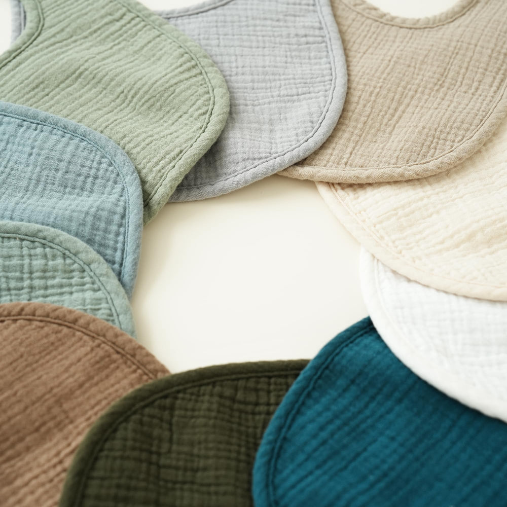 Konssy machine-washable bibs ready for quick cleanup after meals.