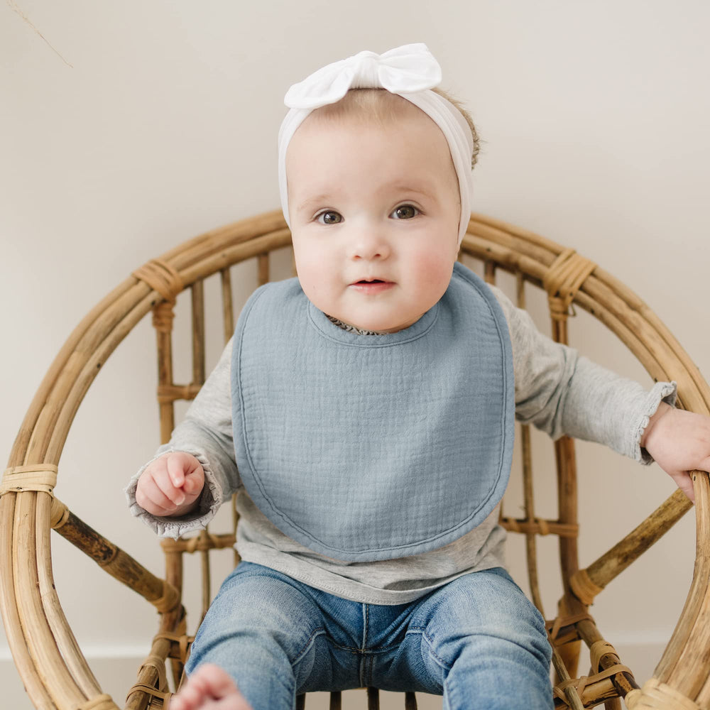 Konssy muslin bib ideal for teething babies and drool management.
