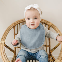 Konssy muslin bib ideal for teething babies and drool management.
