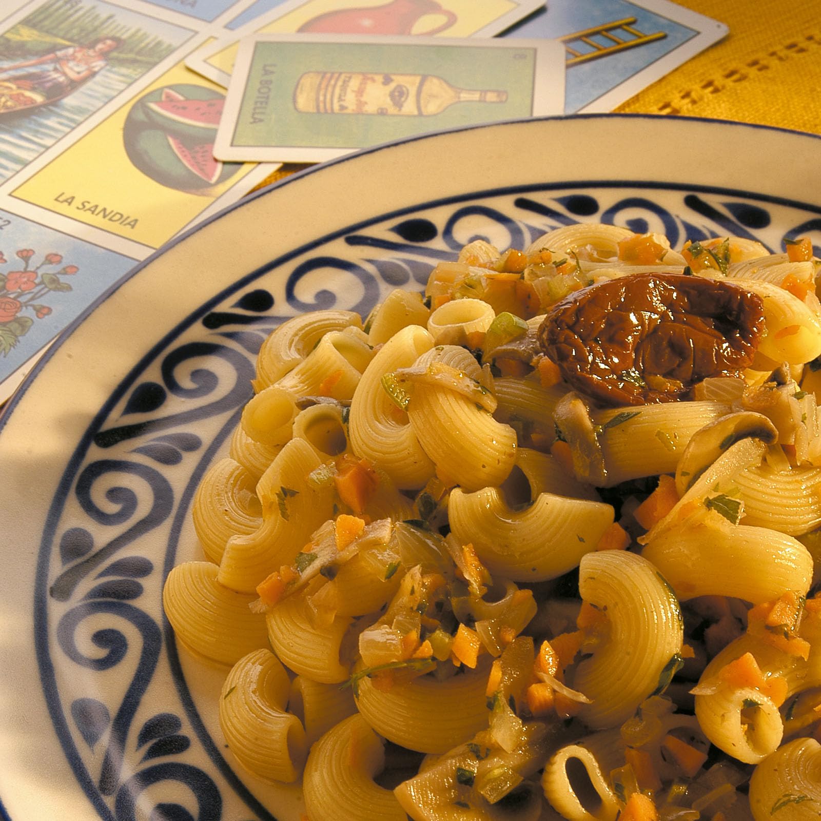 La Moderna Elbow Pasta kosher and Non-GMO certification seal shown.