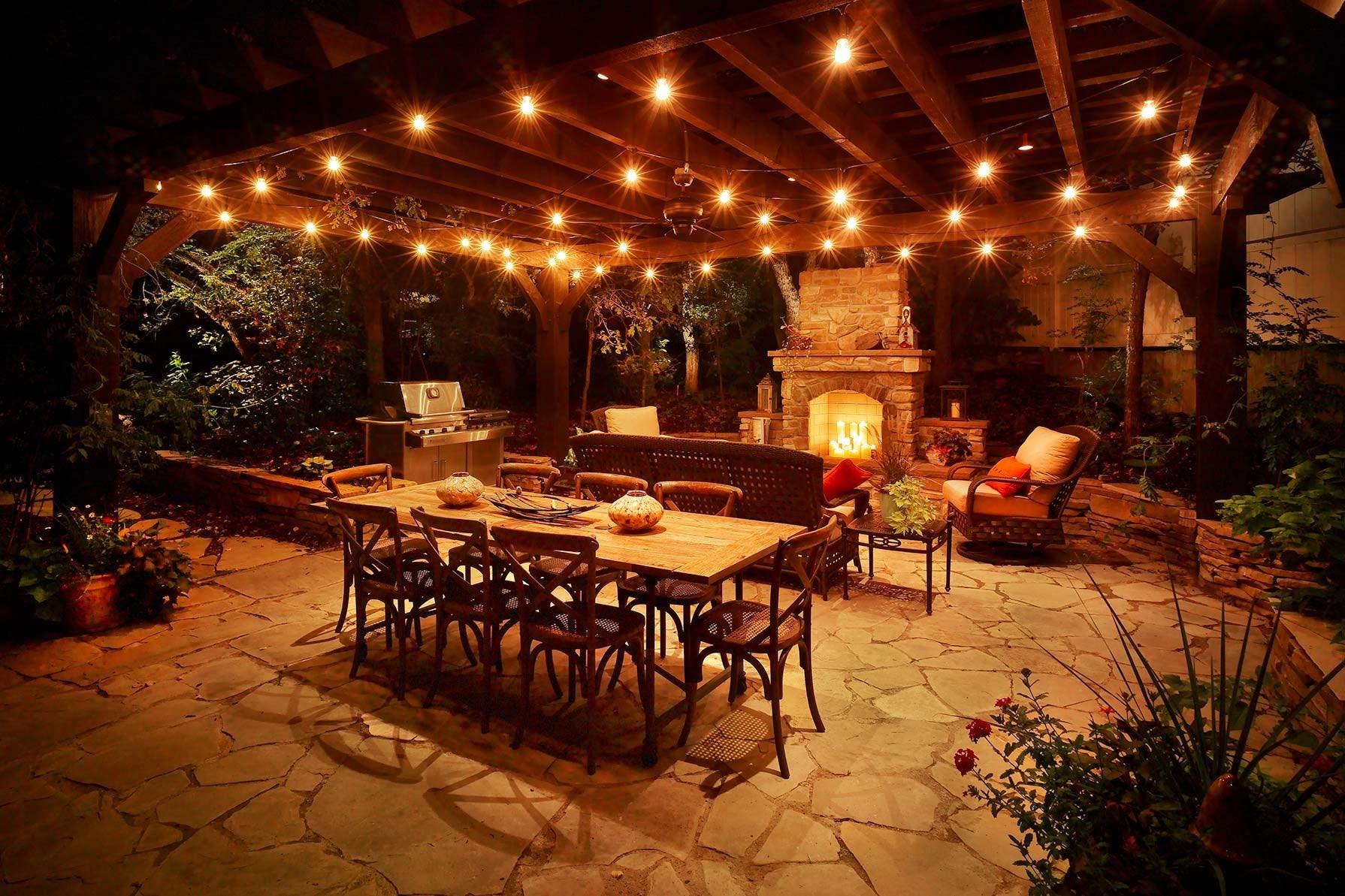 Lampat backyard dining illumination for evening gatherings and entertainment.