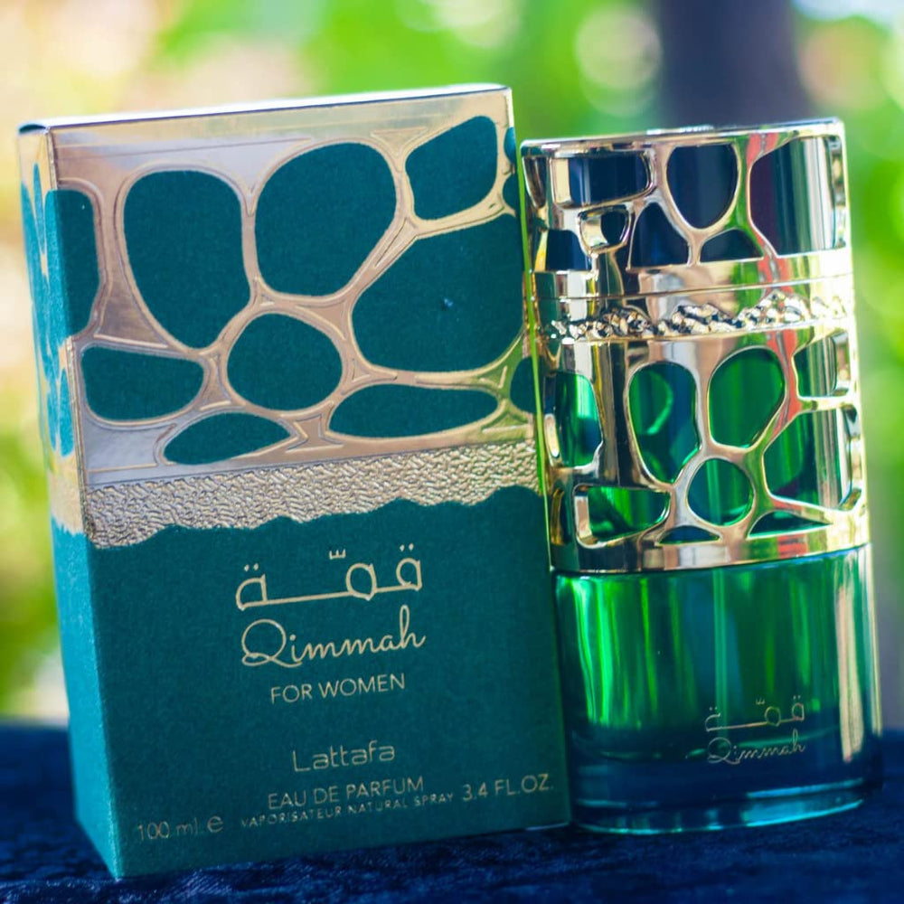 Amber and lavender heart create warm, refined aroma.