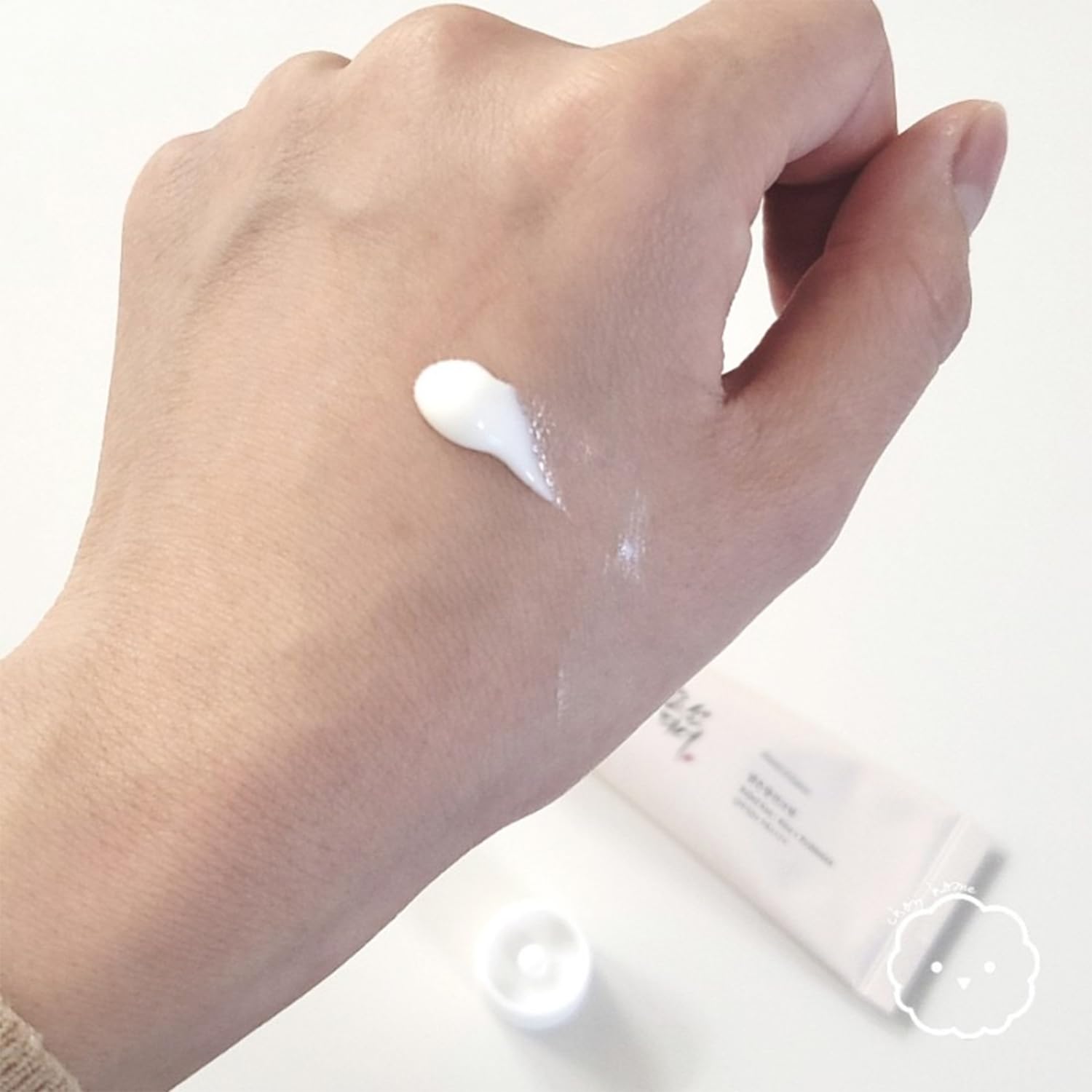 LING LI TE LLT sunscreen application on face for quick, lightweight protection