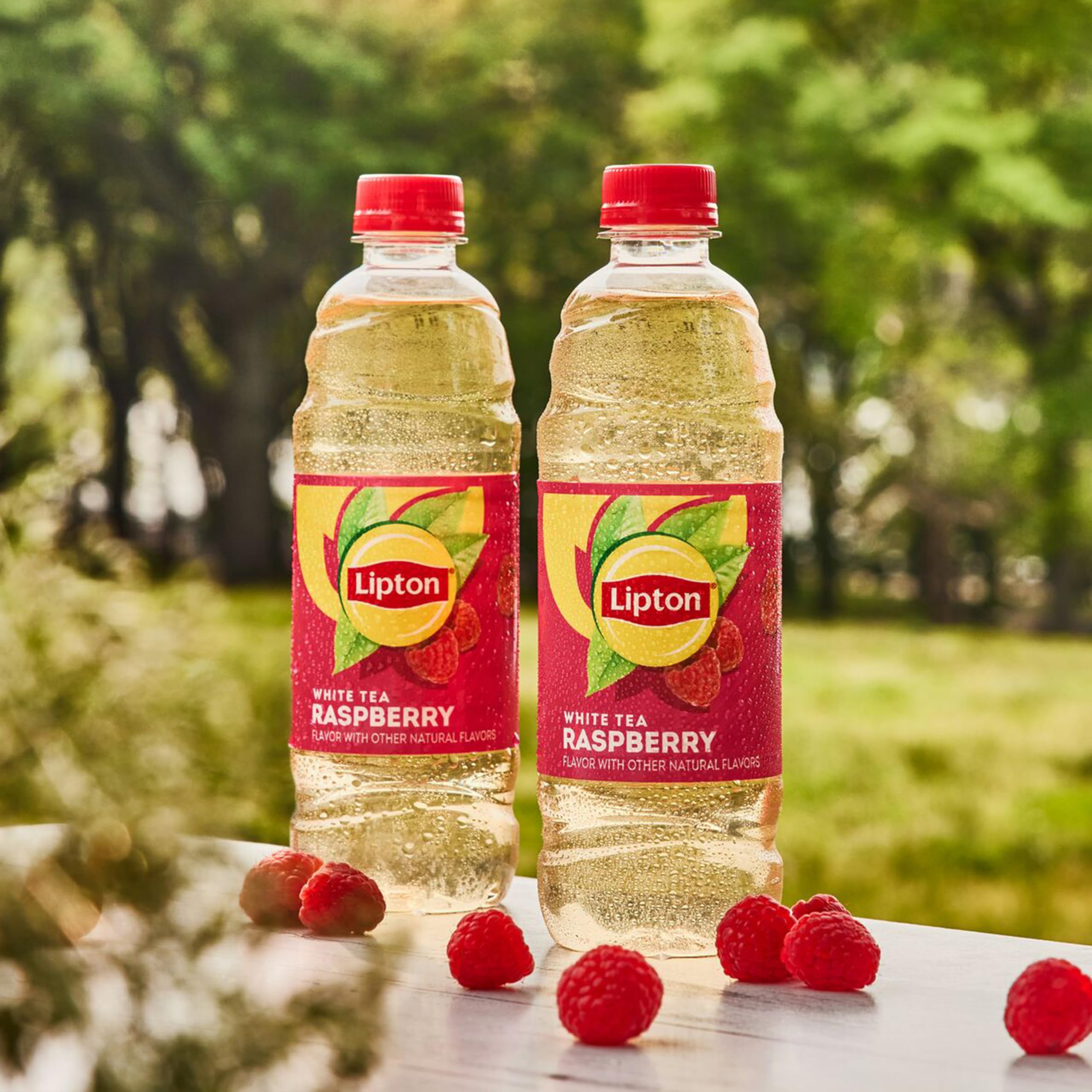 Lipton Raspberry White Tea glass with ice conveys a chilled, inviting refreshment.
