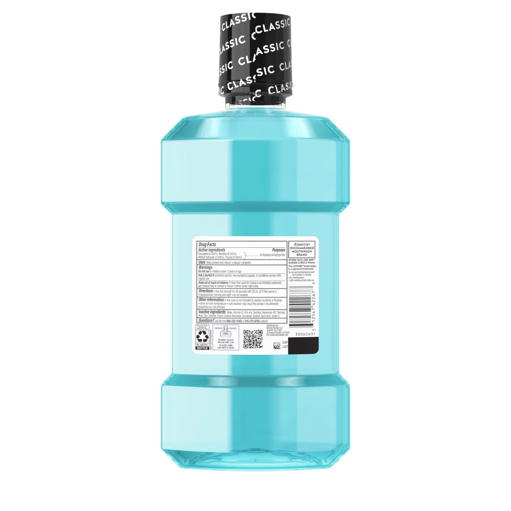Smiling person after rinsing with Listerine Ultraclean Intense