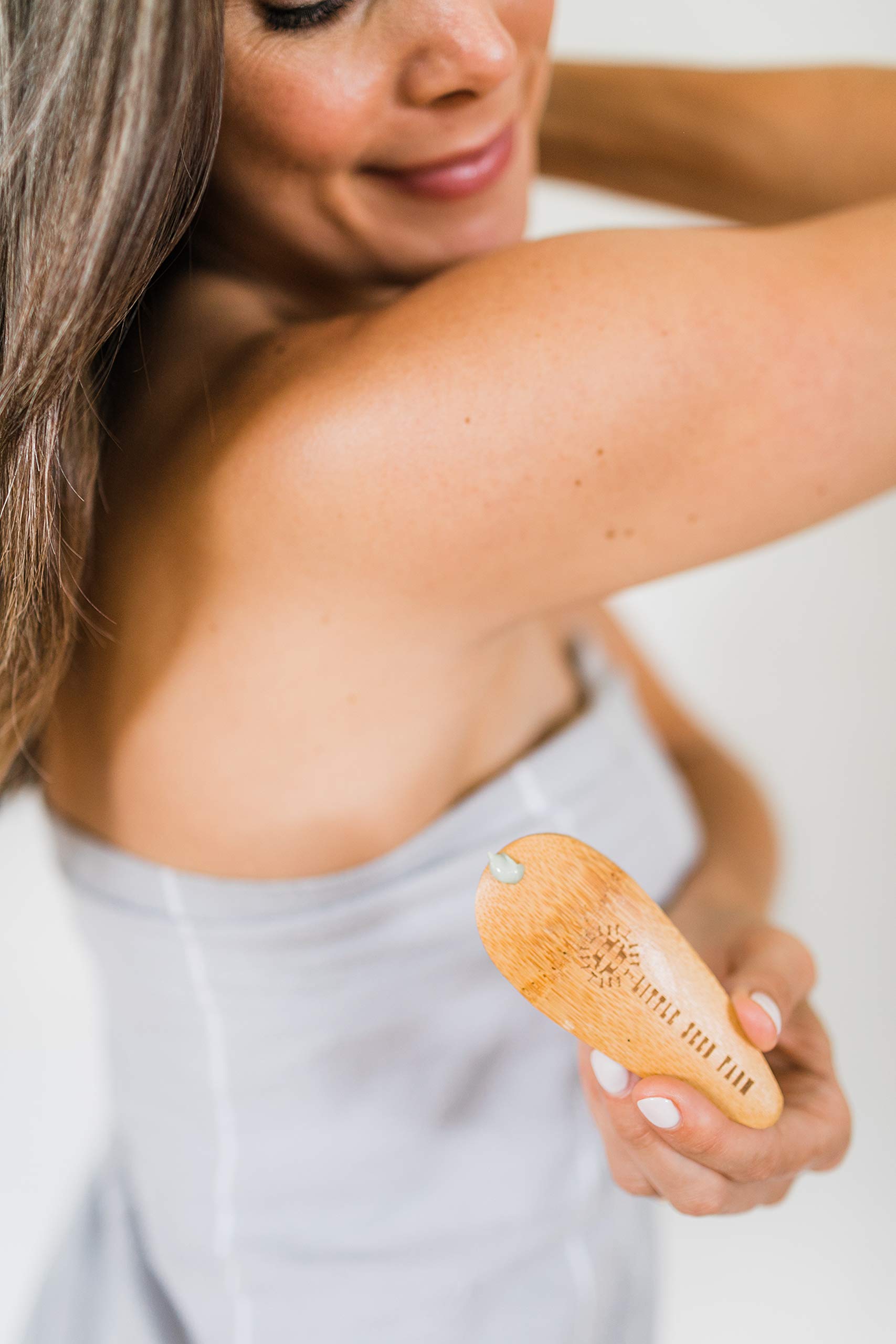 Two-pack deodorant applicators ideal for travel and shared use.