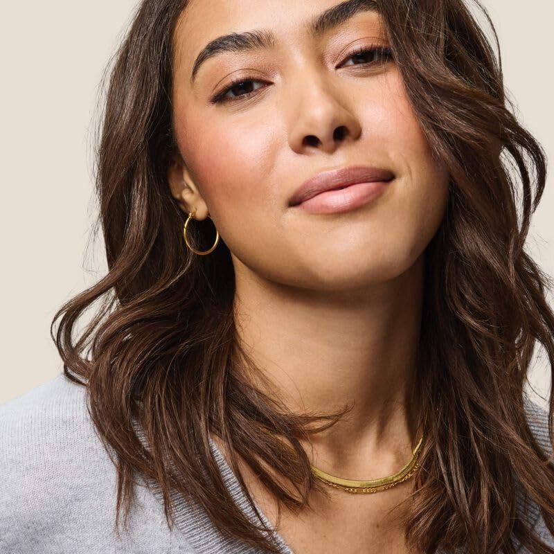 Living Proof No Frizz Instant De-Frizzer on dry hair showing frizz control in humidity