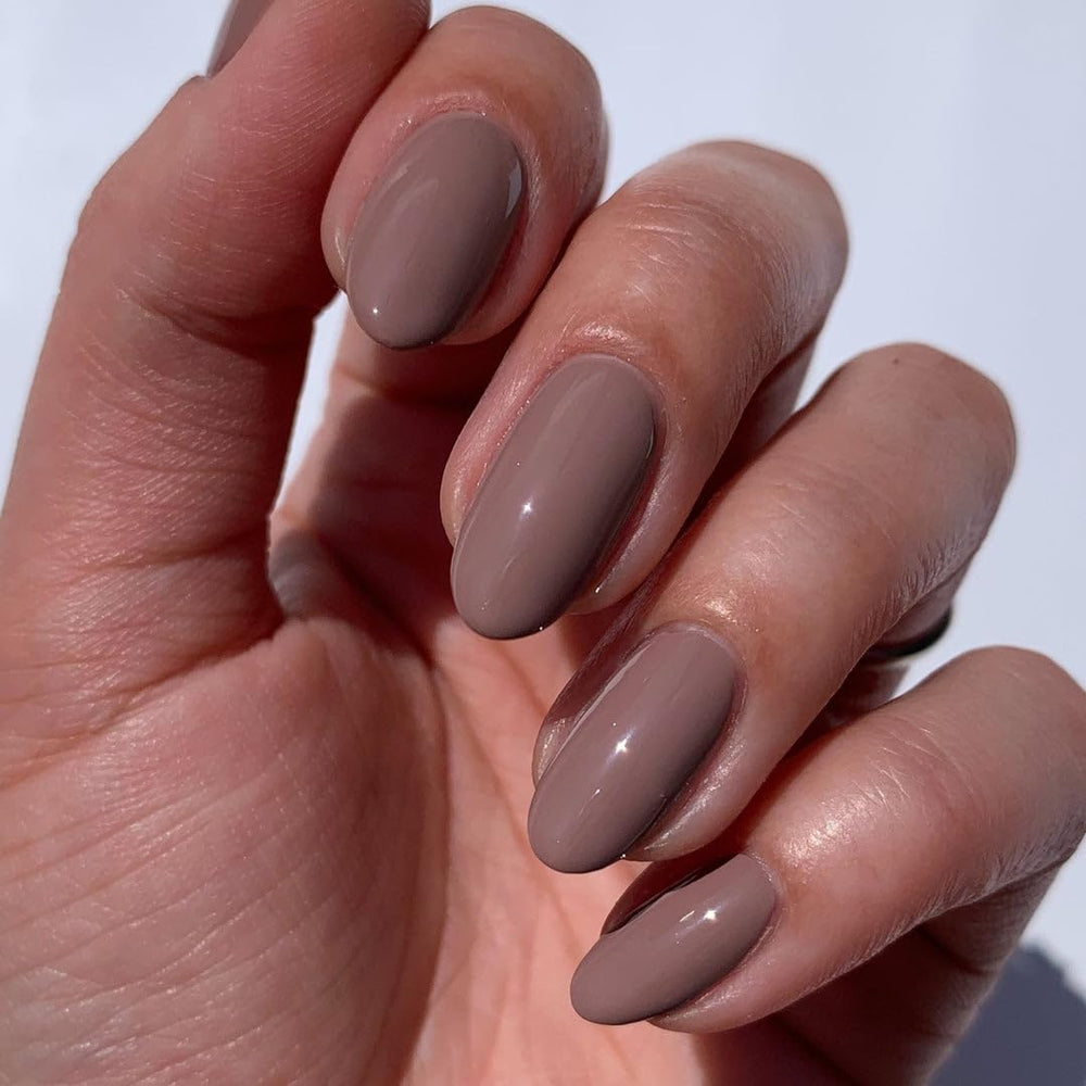 LONDONTOWN kur Flash Dry Top Coat fast-dry finish in action on nails.
