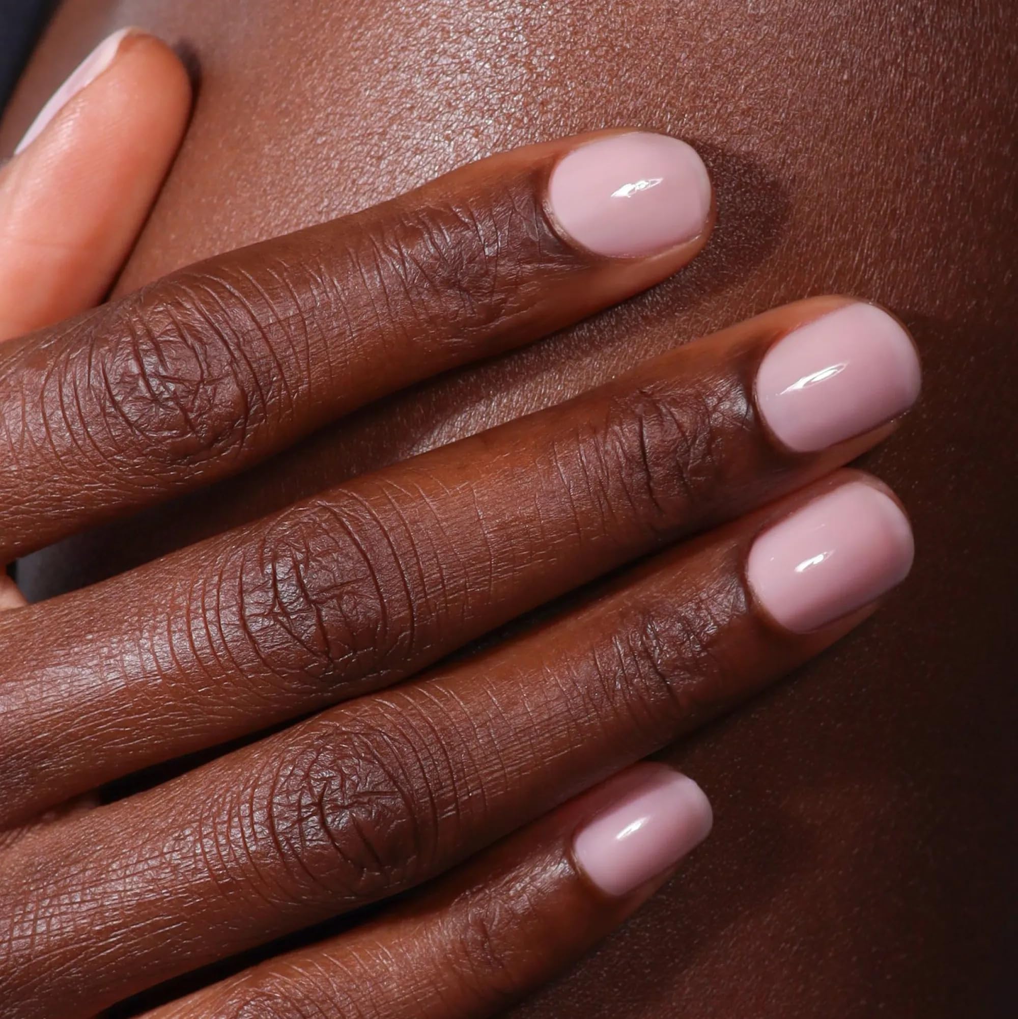 LONDONTOWN Lakur glossy finish close-up on nails