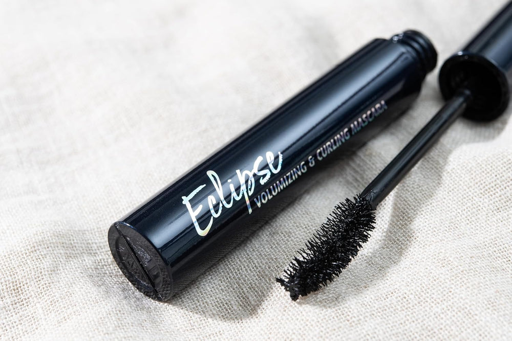 Demonstration of removing Eclipse Mascara with warm water