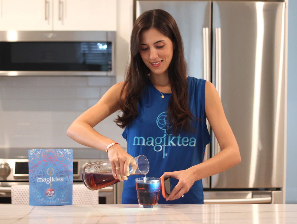Magiktea Palo Azul blue-fluorescent tea glows under light for a sensory moment