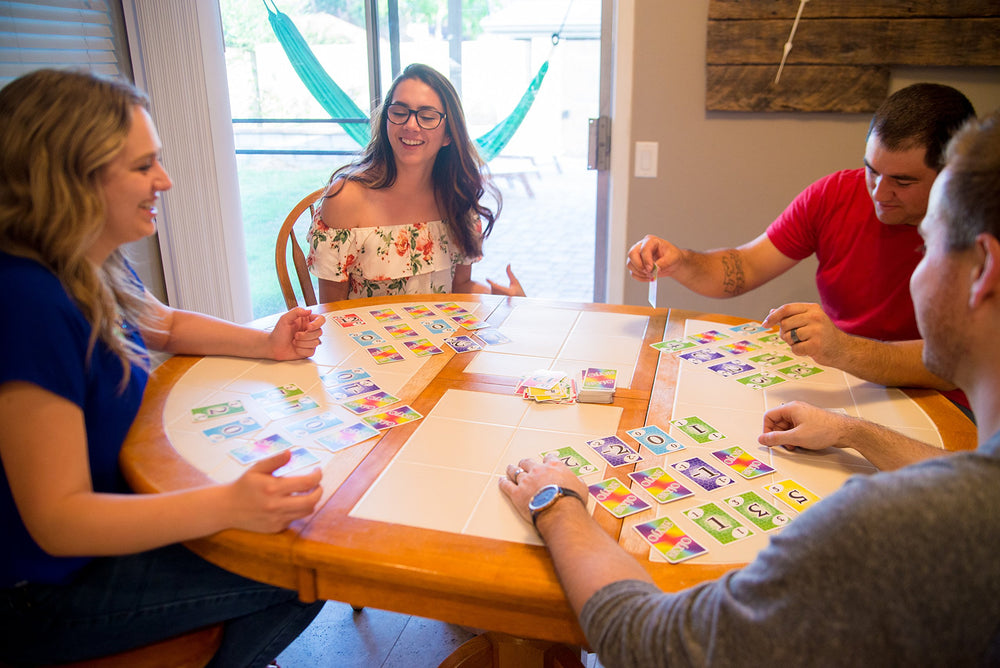 Magilano Skyjo game night with friends sparks laughter.