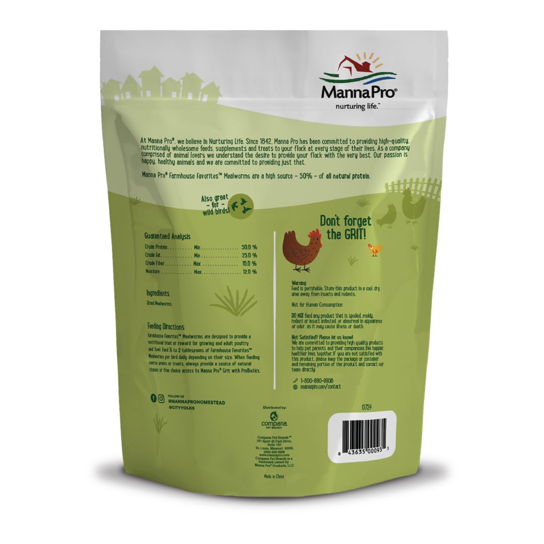 Manna Pro Farmhouse Favorites Mealworms versés dans un bol pour volailles.