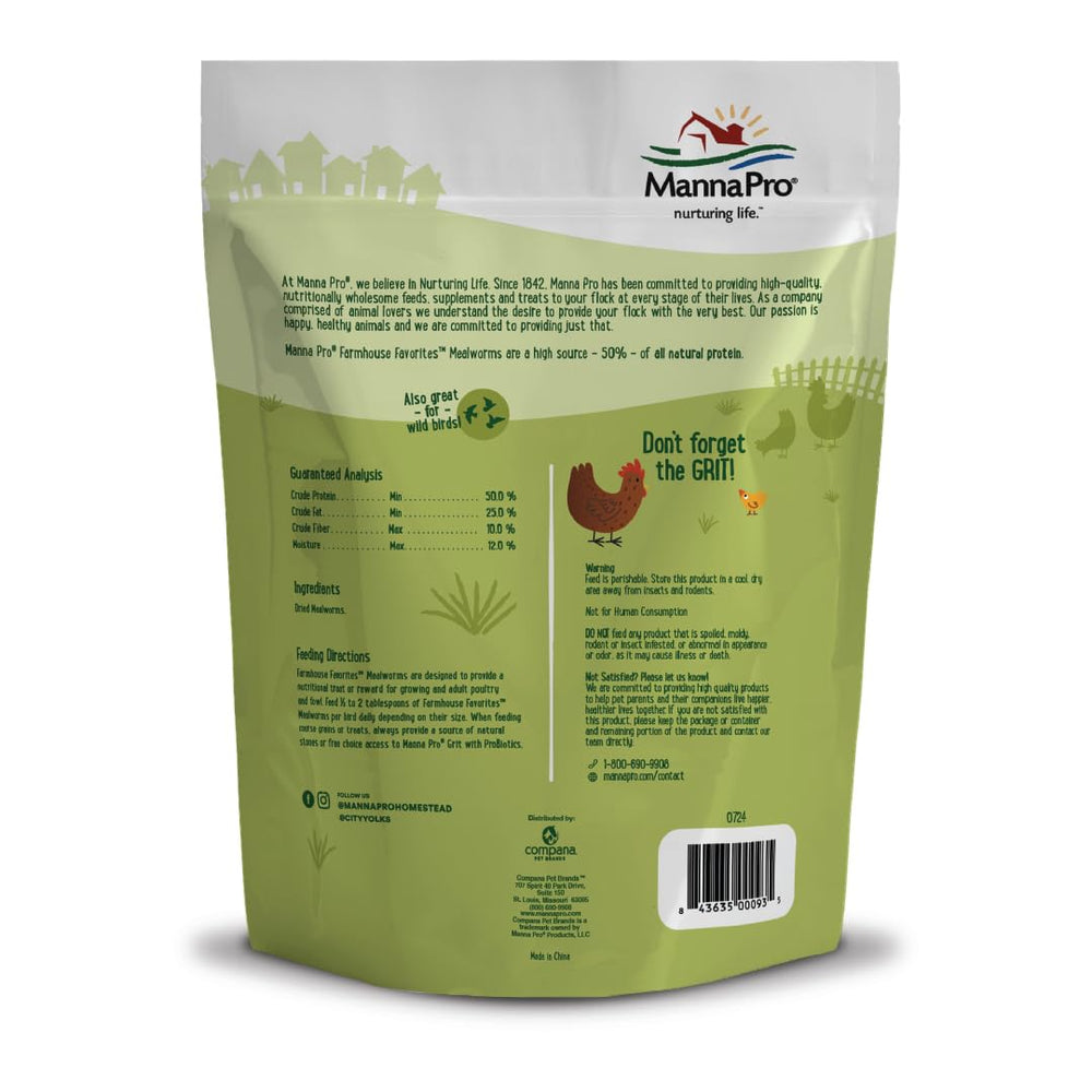Manna Pro Farmhouse Favorites Mealworms versés dans un bol pour volailles.
