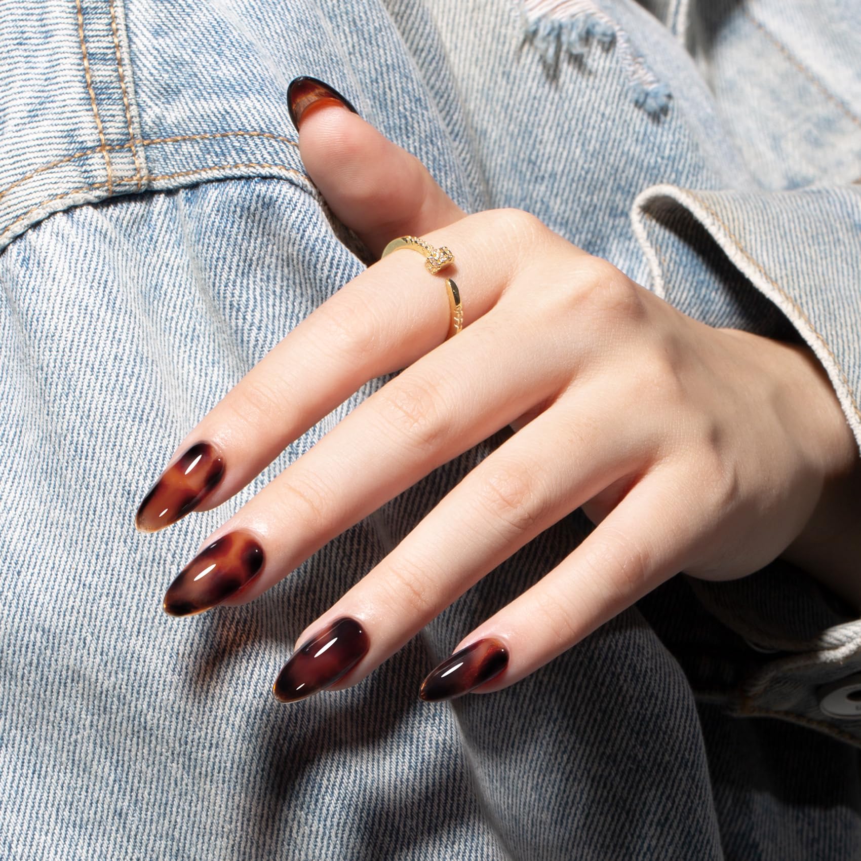 MAYCHAO UV/LED cure gel polish for quick dry in 60–120 seconds.