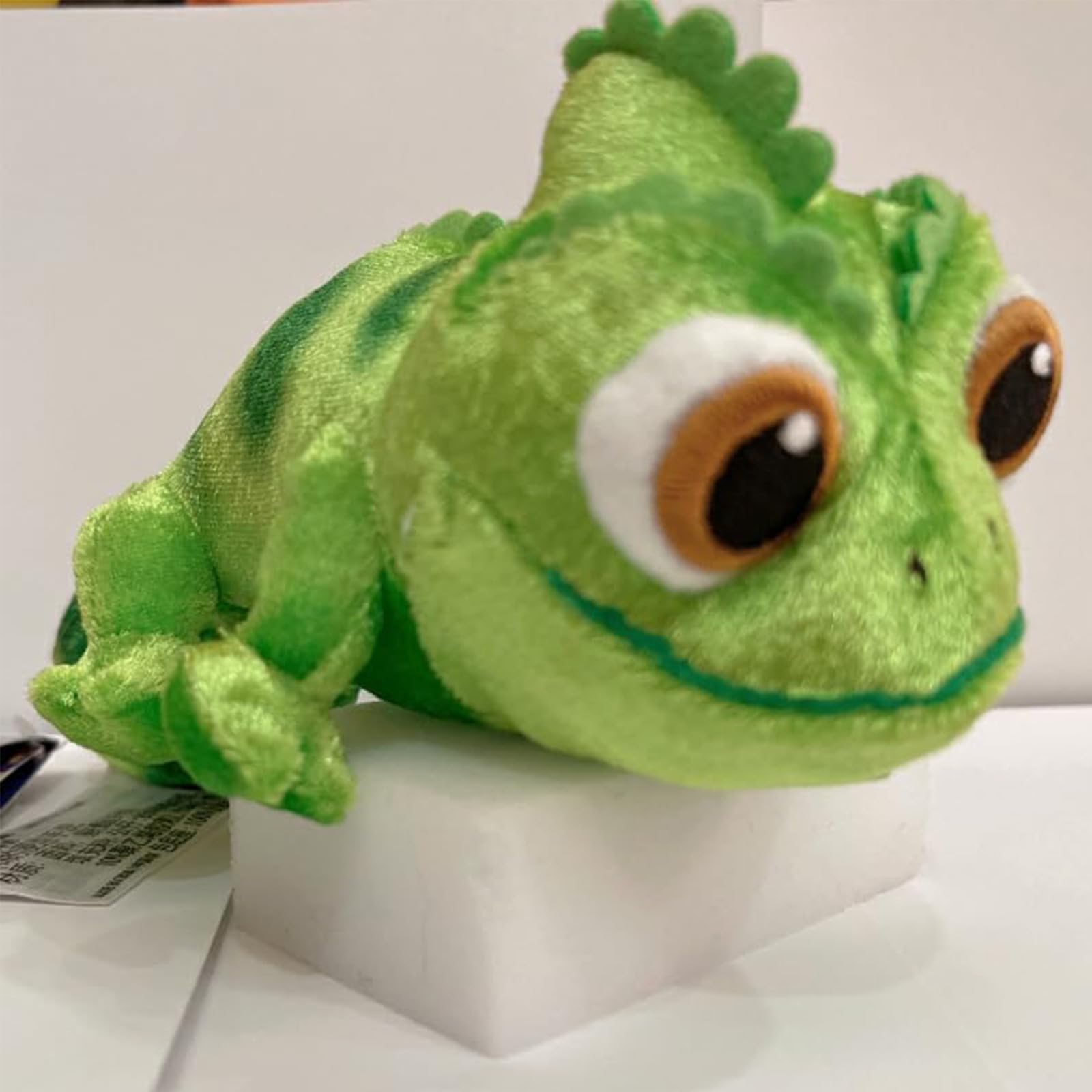 Mejglrc chameleon cosplay accessory draws attention at gatherings.