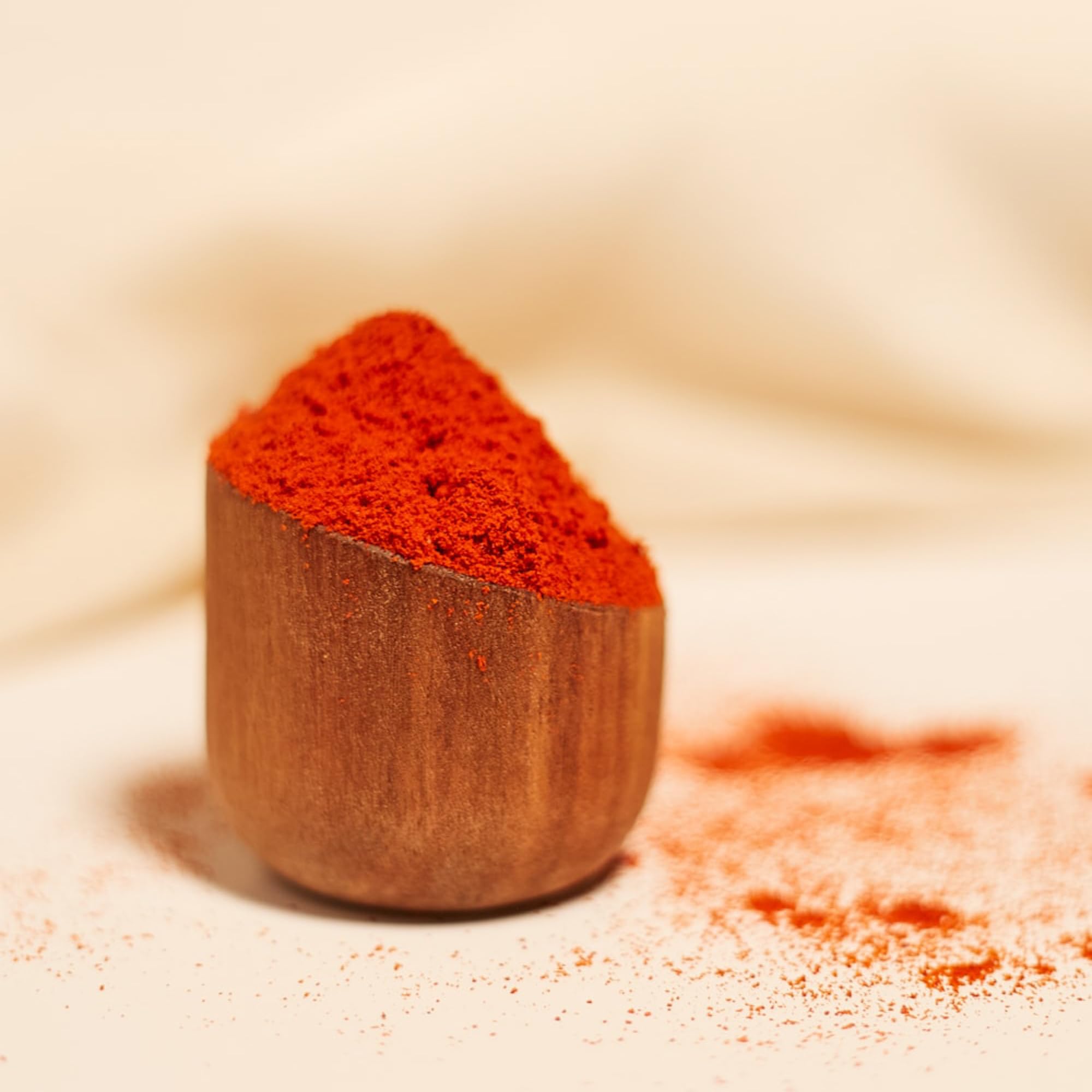 MEROPS Paprika powder being sprinkled on roasted vegetables shows usage.
