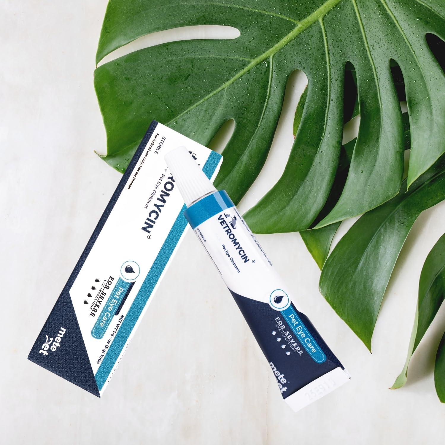 METEPET cat eye area application demonstrates gentle topical care.