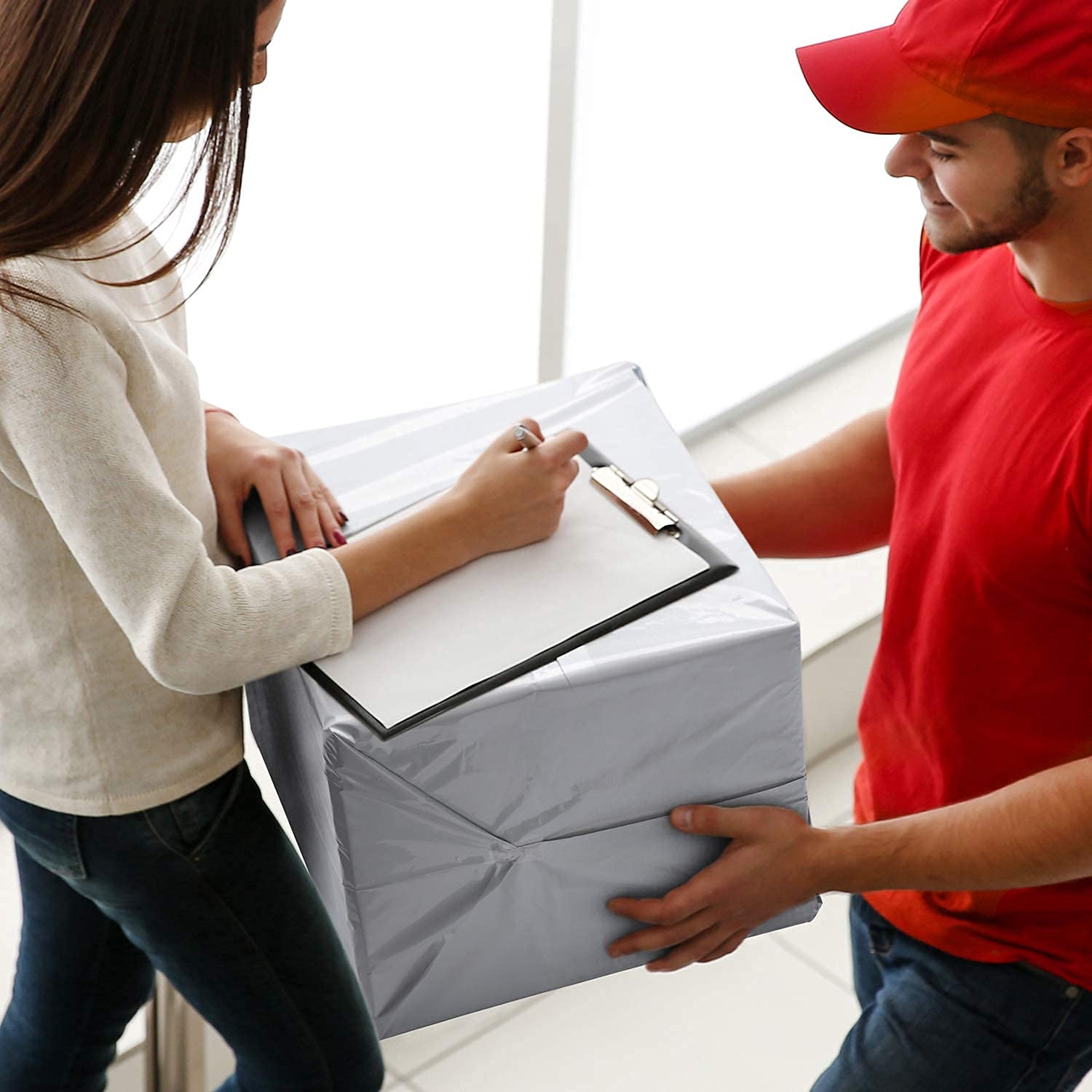 METRONIC delivery-ready packaging simplifies shipping for clothing, accessories, and lightweight goods.