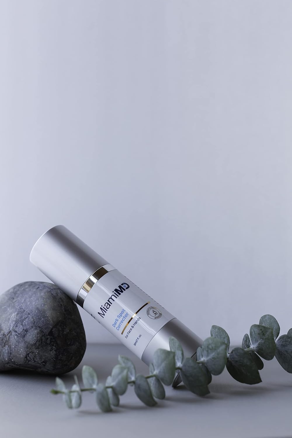 Ingredient detail showing alpha-arbutin and vitamin C in the formula.