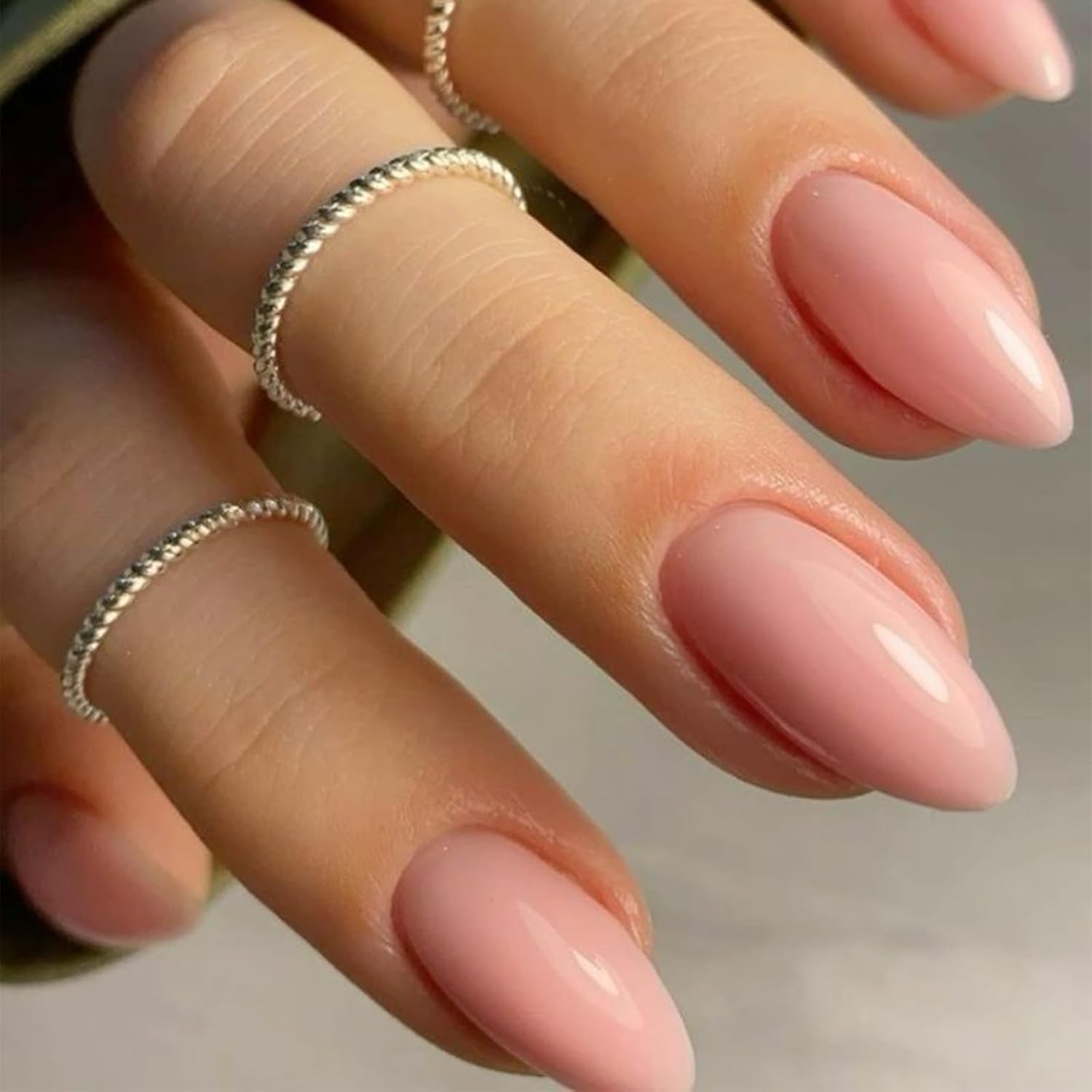 Modelones 32-piece nail kit with 16 sizes for a customized fit.
