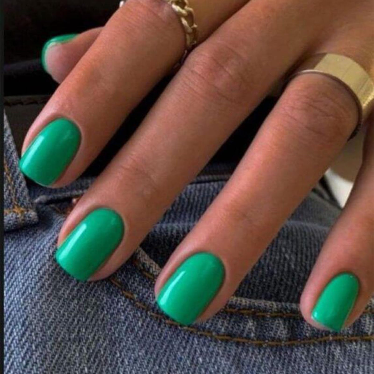 Modelones Green Press On Nails kit arrangement for fast, salon-like manicures at home.