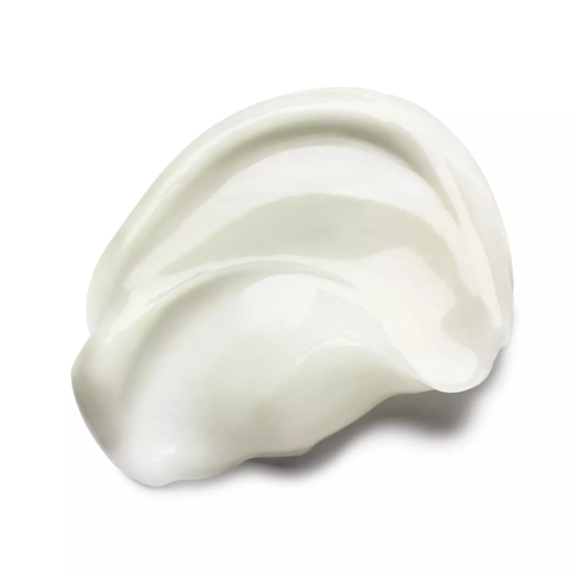 Applying conditioner to damp hair demonstrates detangling and even distribution