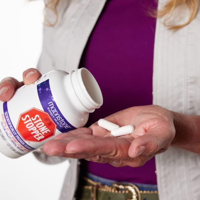 Moonstone Stone Stopper pour shows capsules into hand