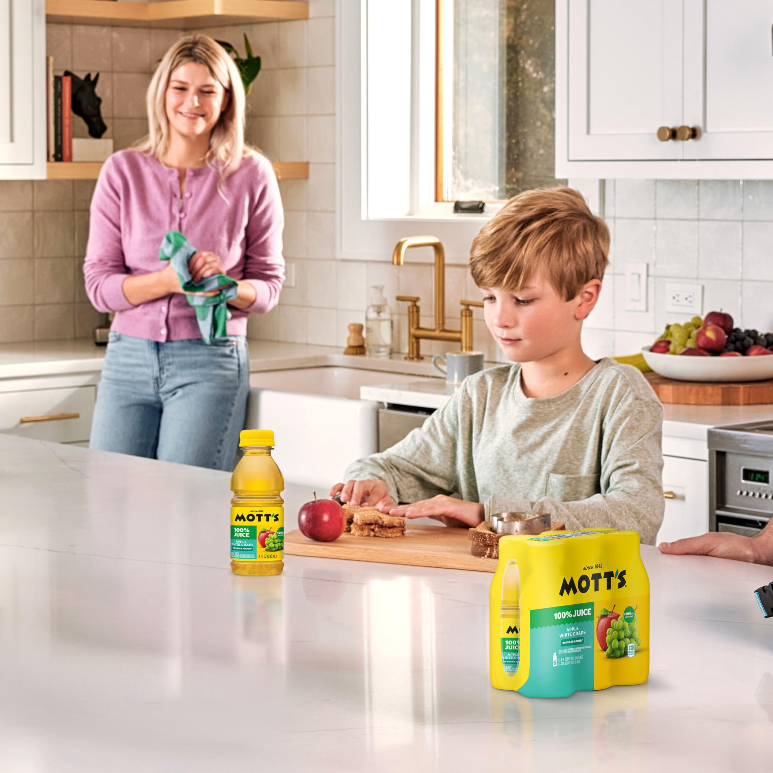 Motts Vitamin C badge on carton, supports everyday vitality.