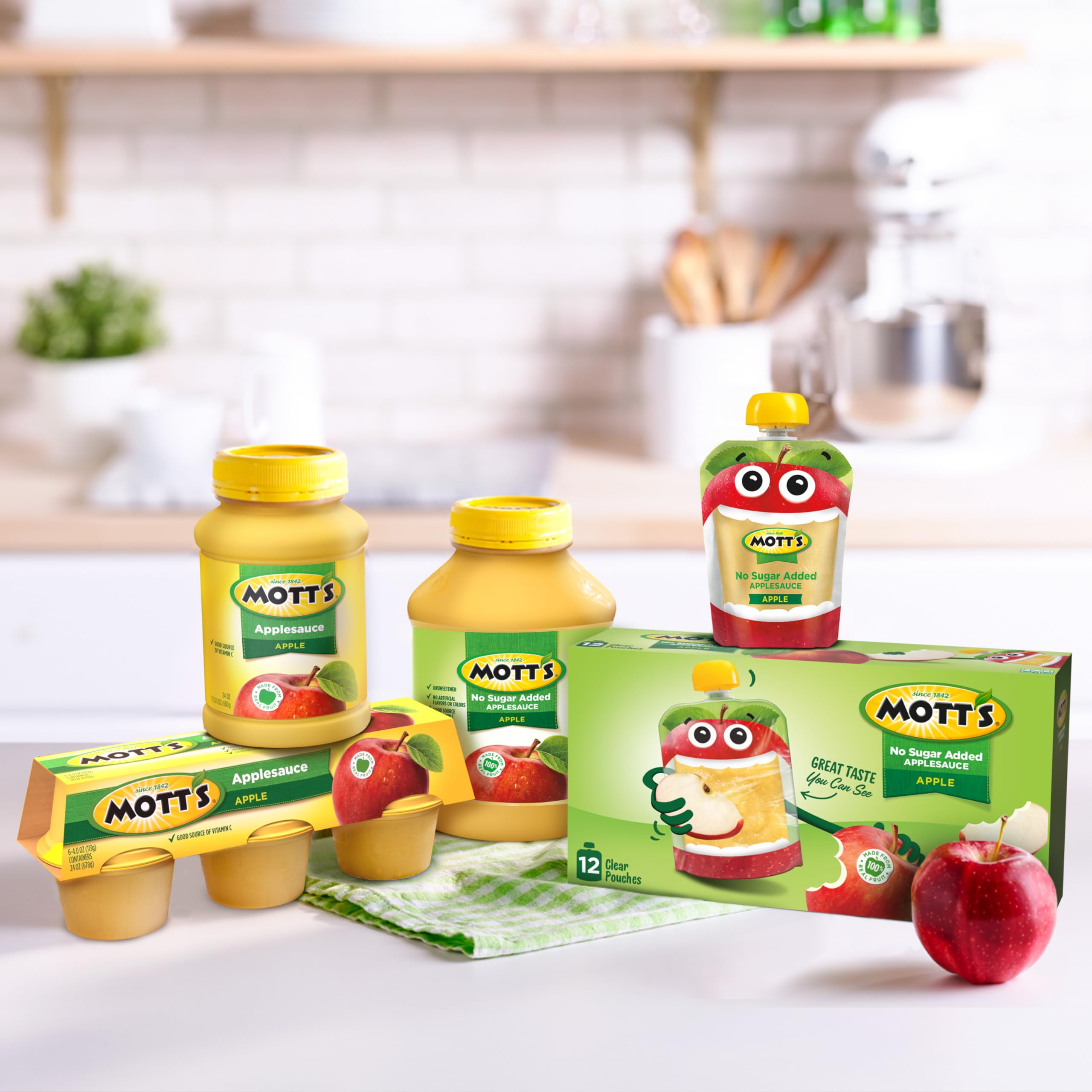 Motts applesauce vitamin C badge indicating daily source potential
