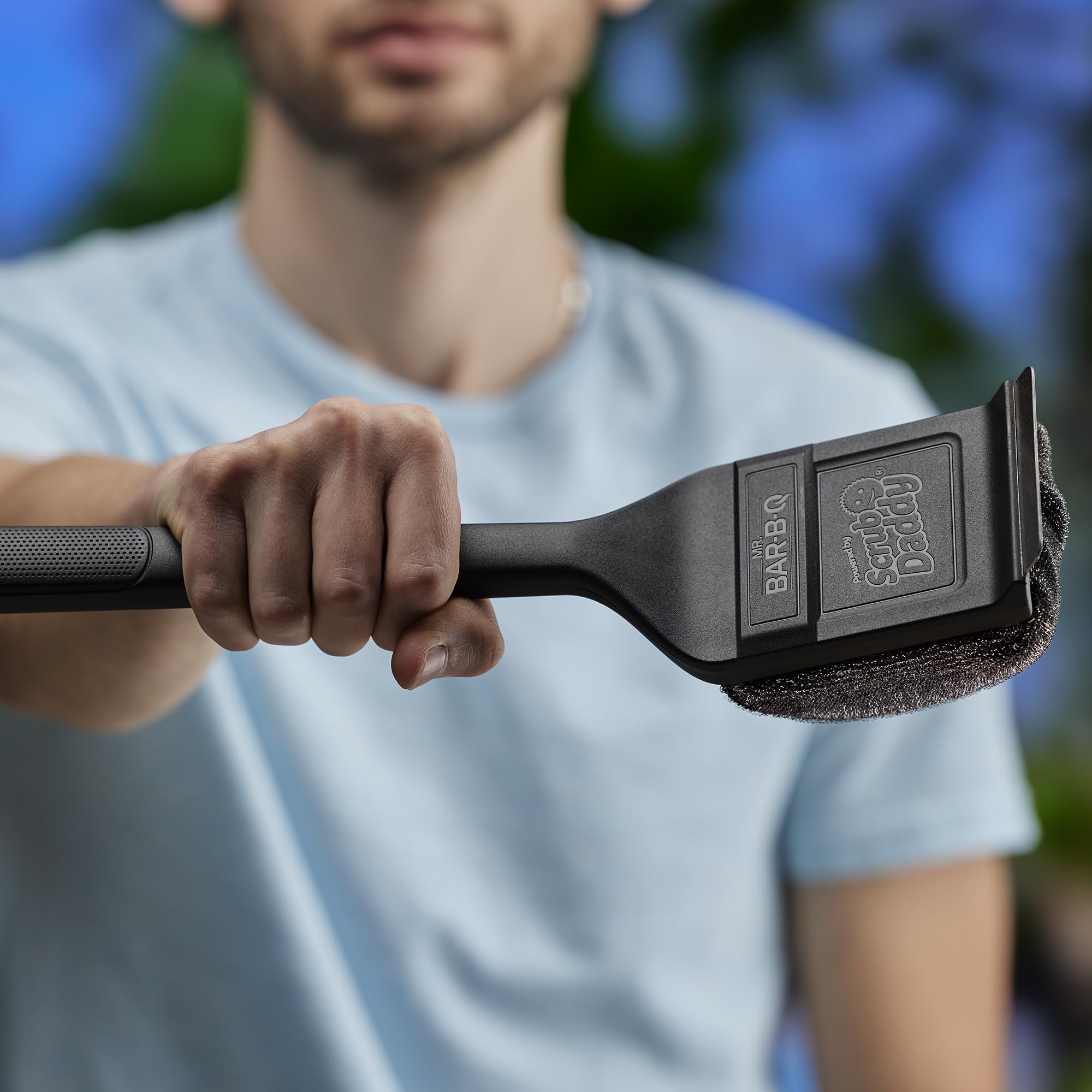 Flexible head cleaning between grill bars and tight spaces