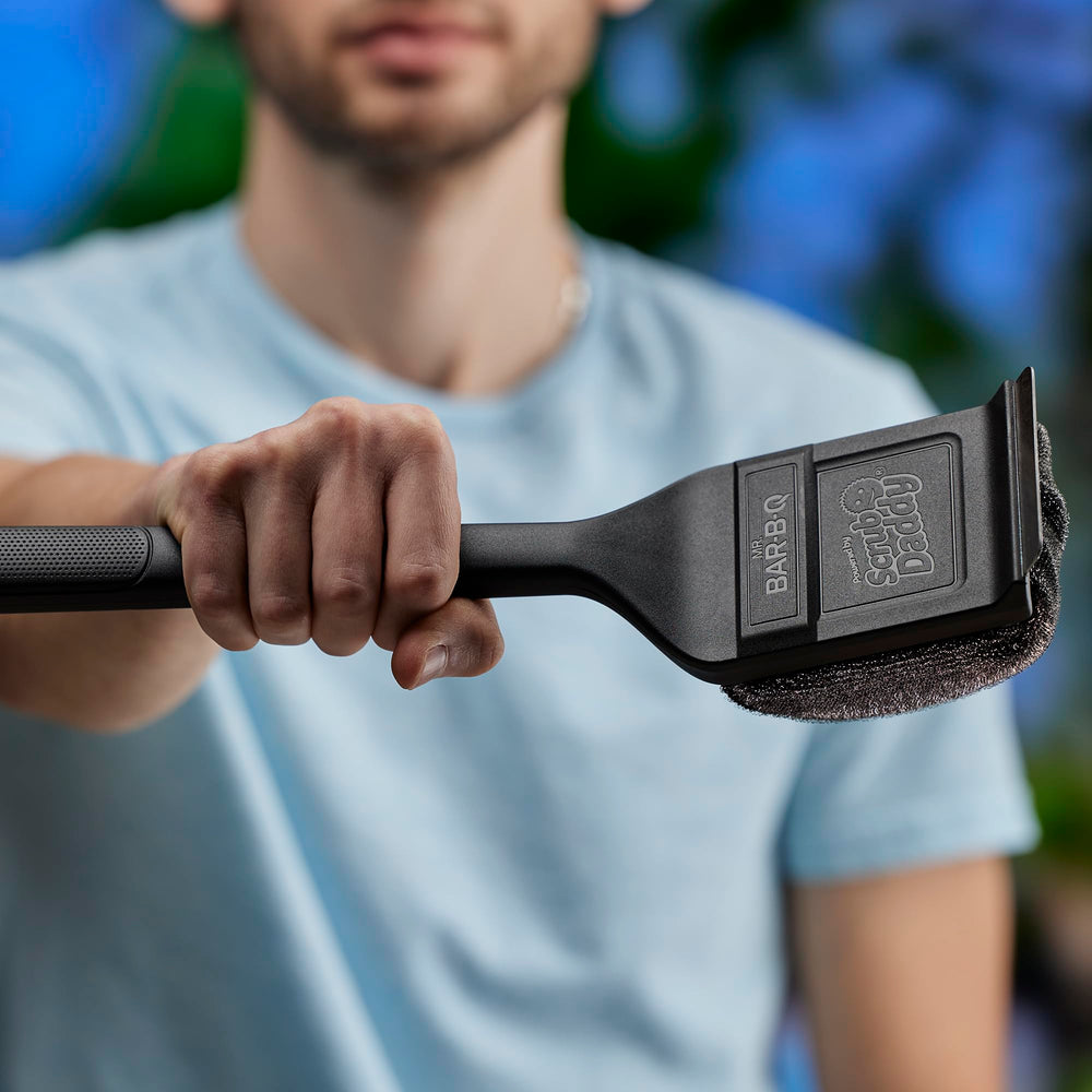 Flexible head cleaning between grill bars and tight spaces