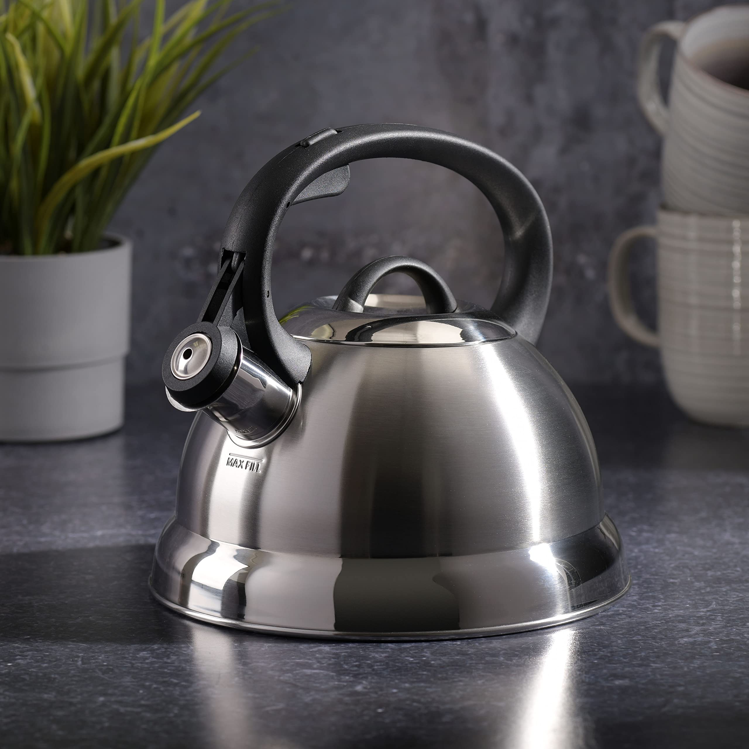 Flip-up spout cover enables safe, controlled pouring.
