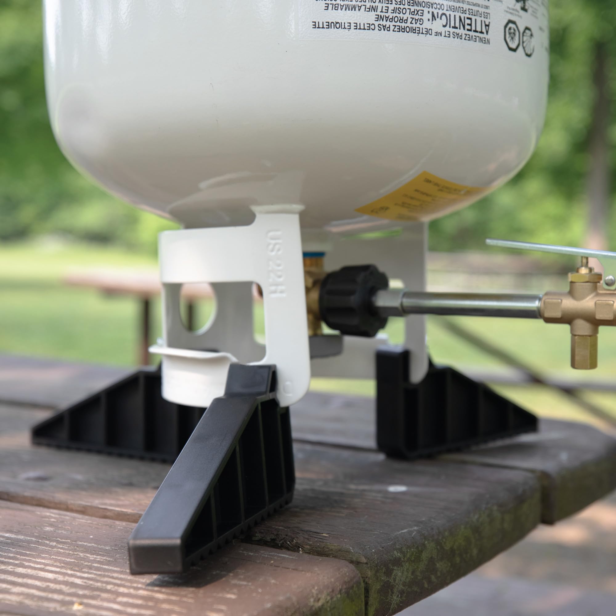 Sturdy base and feet ensure stable refilling during camping.