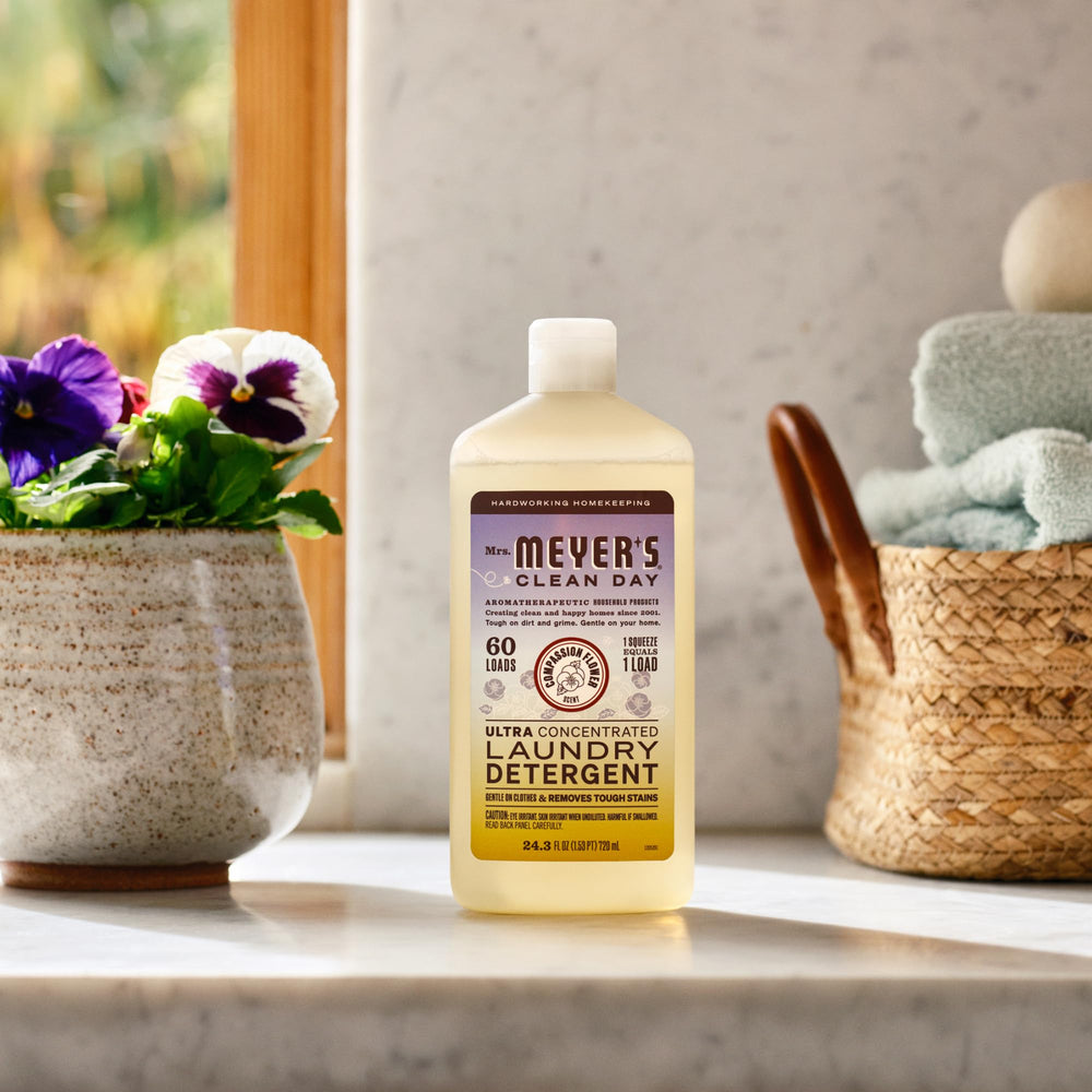 Enzyme-powered stain-fighting formula targets stubborn spots on fabrics.