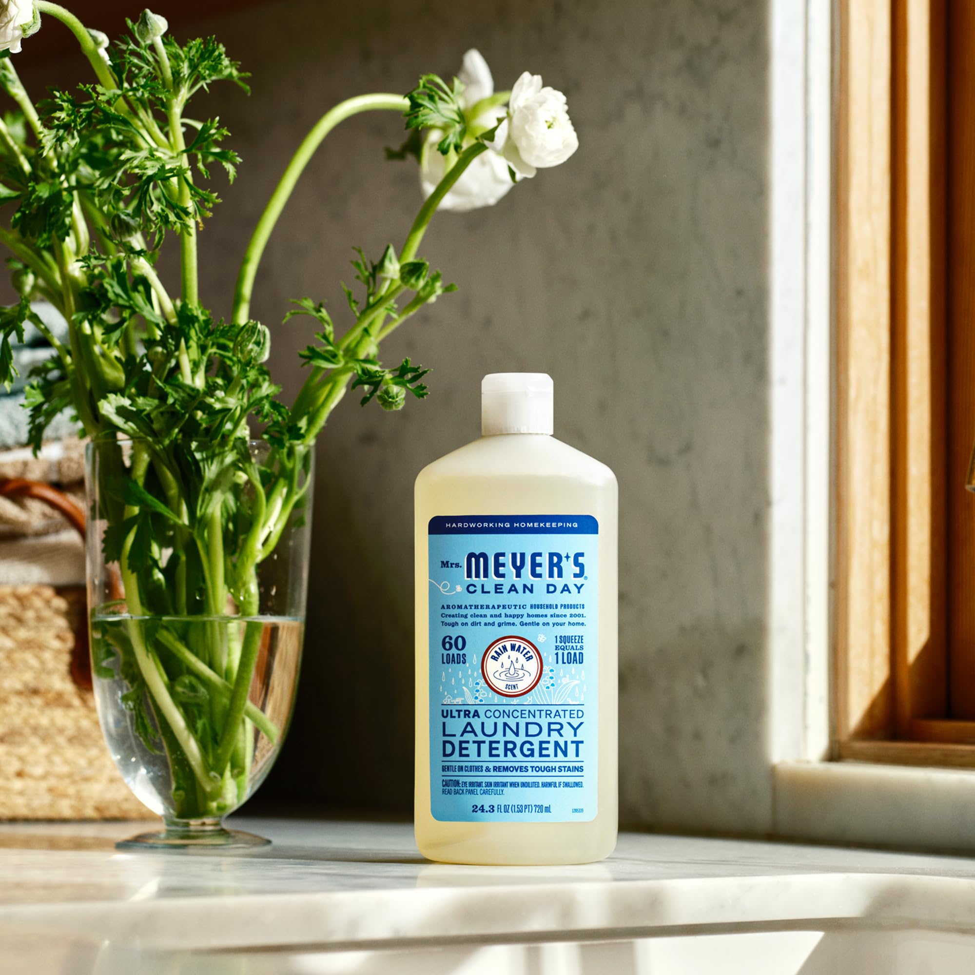 Packaging graphics highlight clean, 60-load efficiency for quick laundry planning.