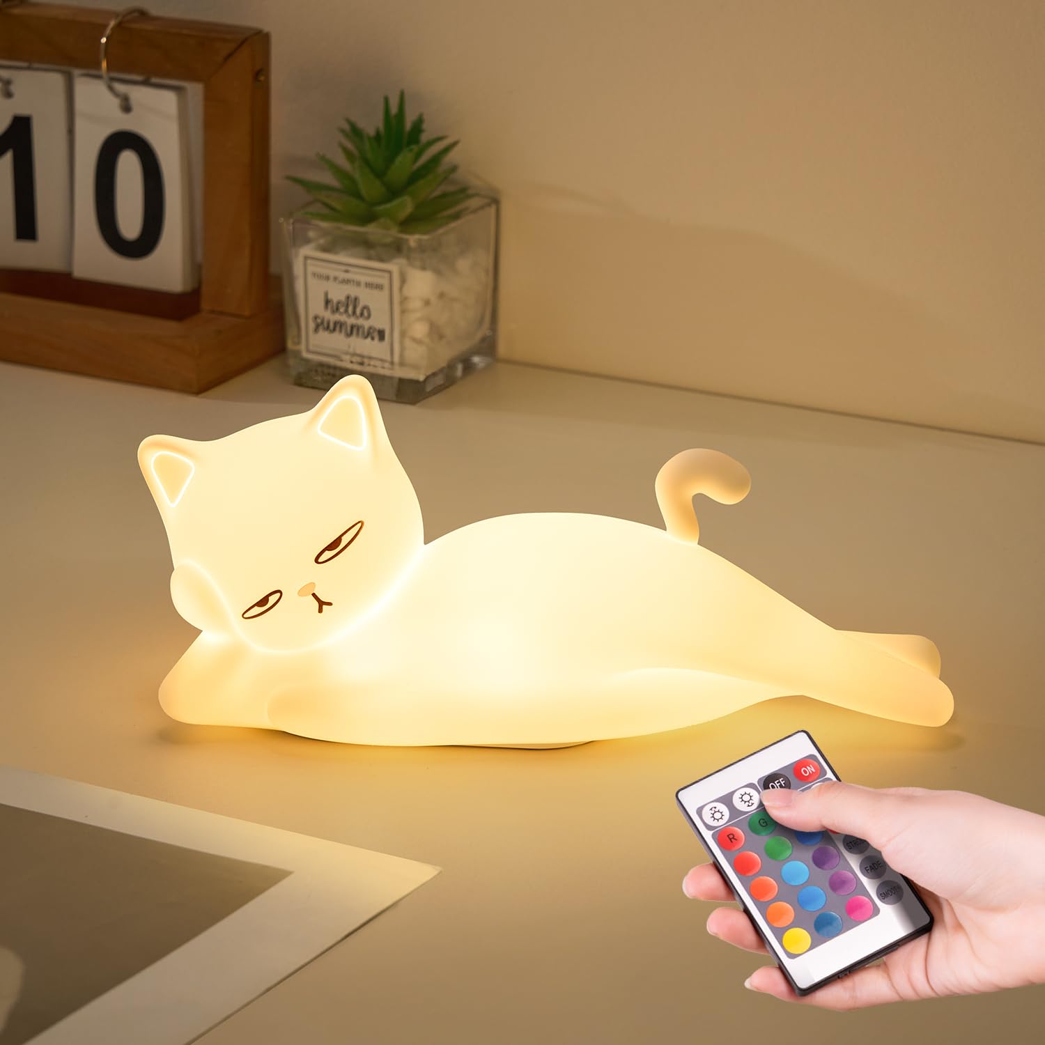 Mubarek Lying Flat Cat Lamp in 16 colors for playful mood lighting