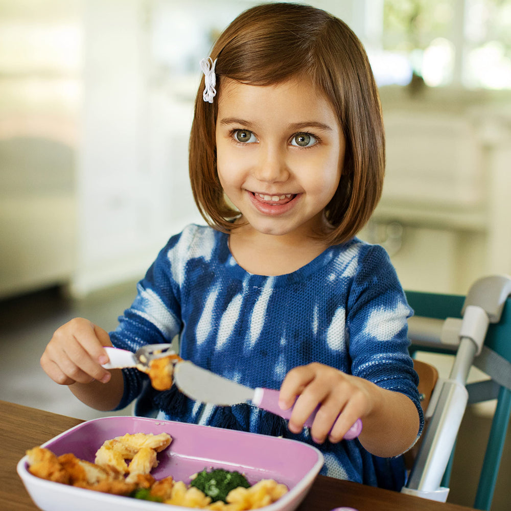 Munchkin Splash spoon with ergonomic design supports easy scooping.