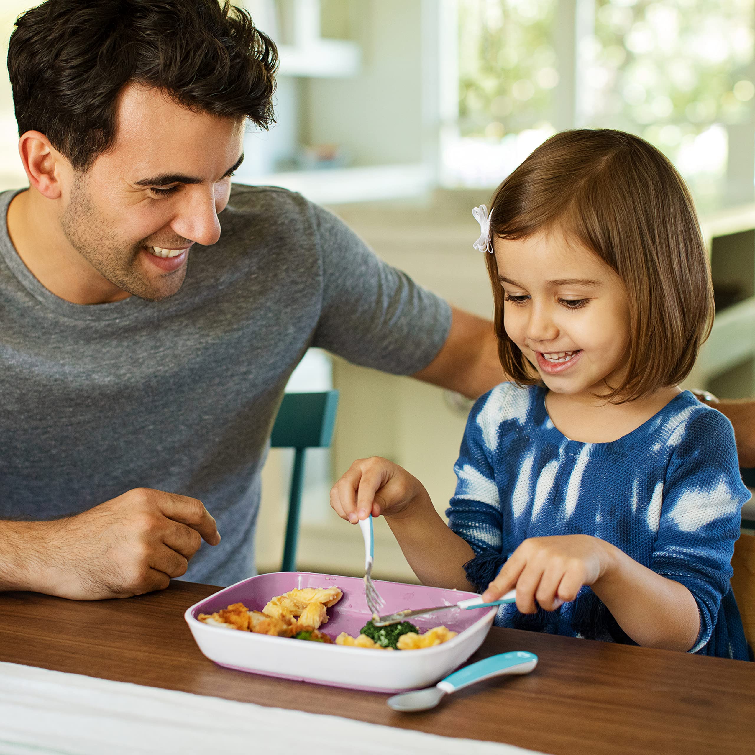 Munchkin Splash ergonomic handles aid kid-friendly dining.
